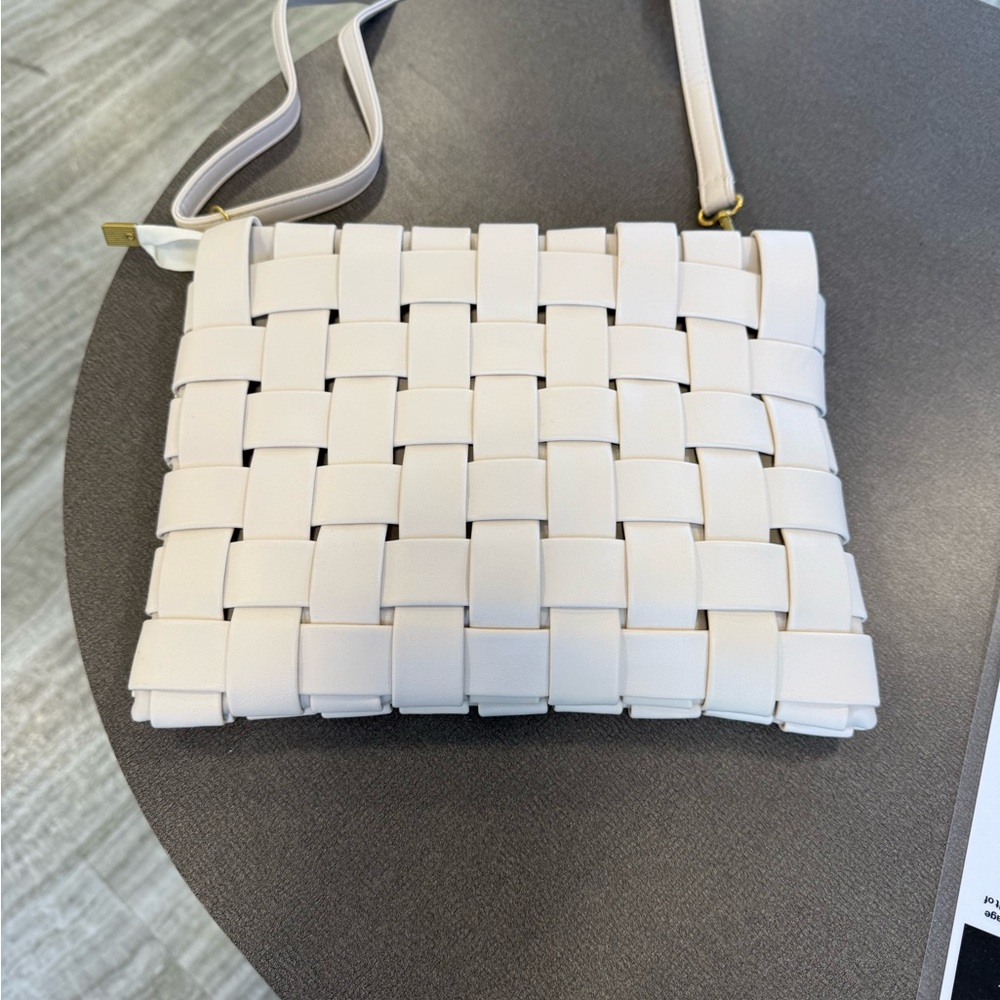 VEGAN Criss cross crossbody white bag